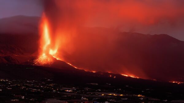 Erupcija vulkana Kumbre Vijeha na ostrvu La Palma u Španiji - Sputnik Srbija