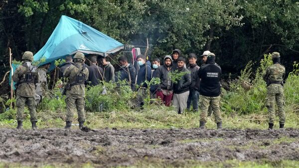 Migranti okruženi poljskim vojnicima na granici Poljske i Belorusije - Sputnik Srbija