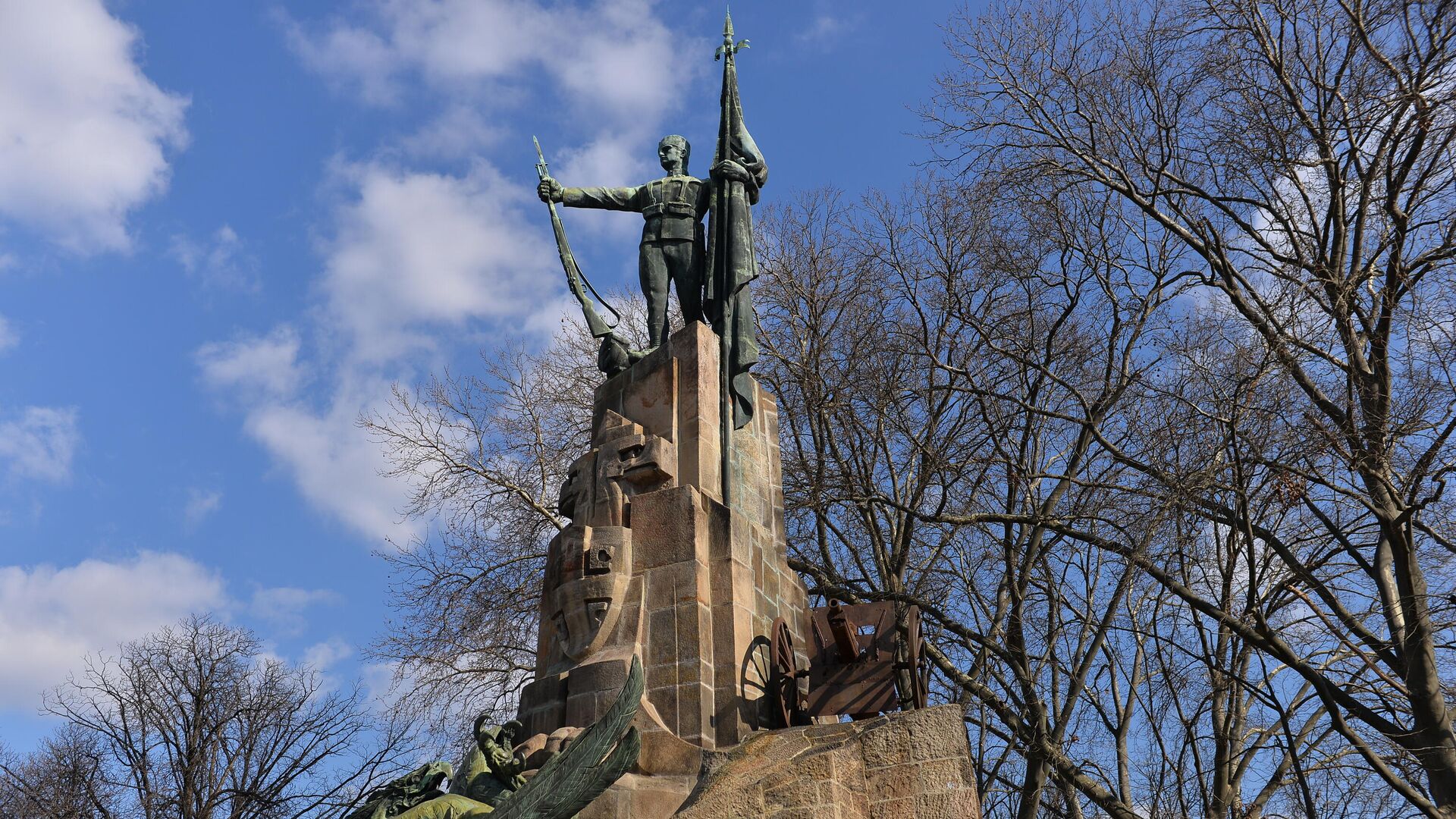  Na spomeniku dominira figura srpskog vojnika sa puškom u ruci, spremnog da brani svoju zemlju, koju simbolizuje zastava iznikla iz stene.  - Sputnik Srbija, 1920, 01.11.2021