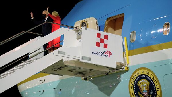 Džo i Džil Bajden stižu predsedničkim avionom na aerodrom u Rimu na sastanak G20 - Sputnik Srbija