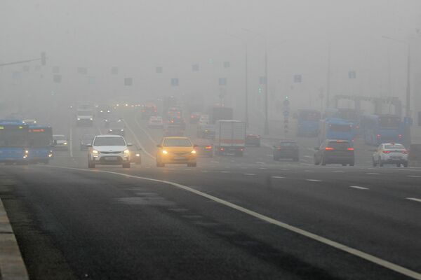Automobili voze po magli na ulici u Moskvi   - Sputnik Srbija