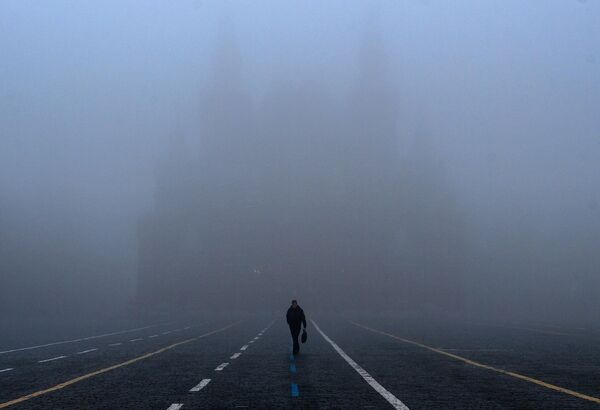 Čovek na Crvenom trgu obavijenom maglom u Moskvi - Sputnik Srbija