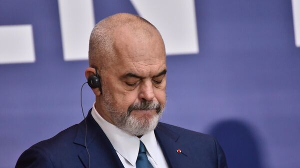 Еди Рама обореног погледа - Sputnik Србија