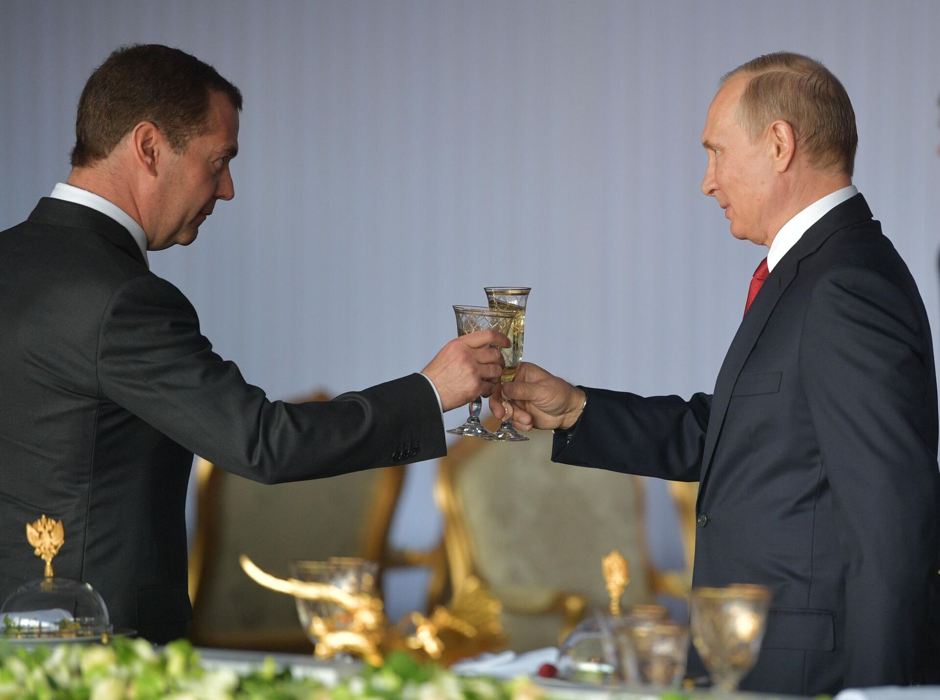Ruski predsednik Vladimir Putin i bivši premijer Dmitrij Medvedev na prijemu u Kremlju u čast Dana Rusije - Sputnik Srbija, 1920, 04.11.2021