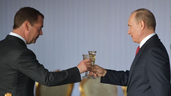 Руски председник Владимир Путин и бивши премијер Дмитриј Медведев на пријему у Кремљу у част Дана Русије - Sputnik Србија