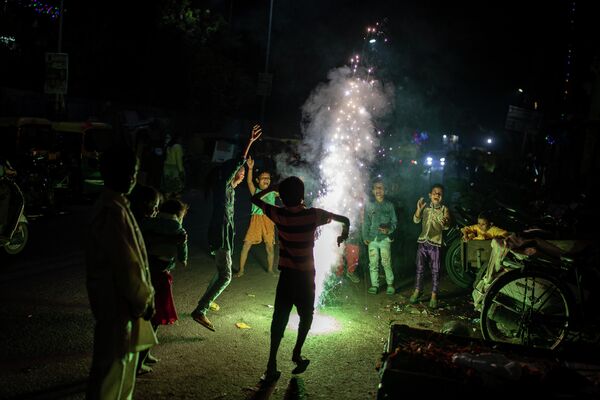 Иако су индијске власти забраниле употребу ватромета и петарди током прославе празника светлости, ретко ко је то поштовао - Sputnik Србија
