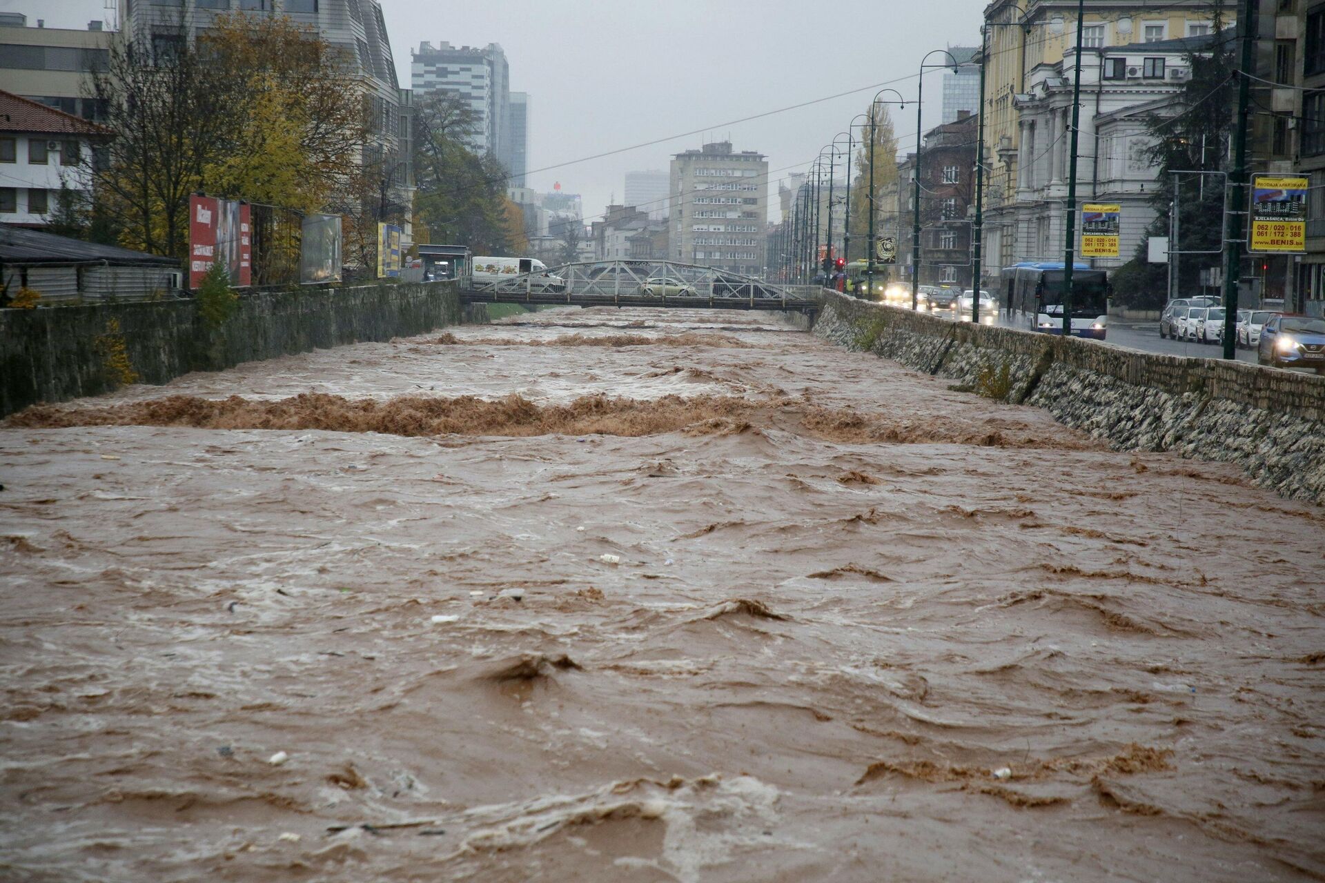 Набујала Миљацка после обилних падавина у Сарајеву - Sputnik Србија, 1920, 05.11.2021