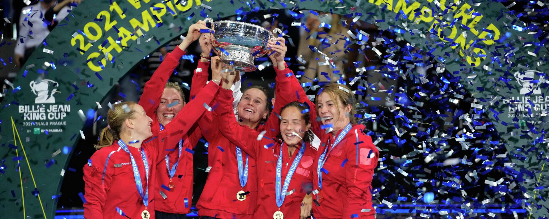 Ženska teniska reprezentacija Rusije proslavlja osvajanje Bili Džin King kupa 2021. - Sputnik Srbija, 1920, 11.02.2022