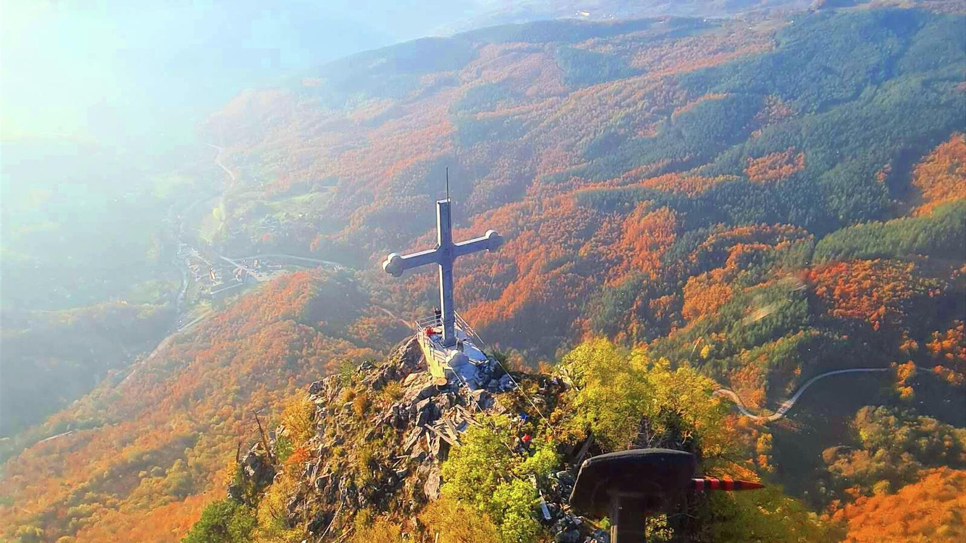 Часни Крст Христов подигнут је на врх Титеровац изнад манастира, на око 950 метара надморске висине. - Sputnik Србија, 1920, 07.11.2021