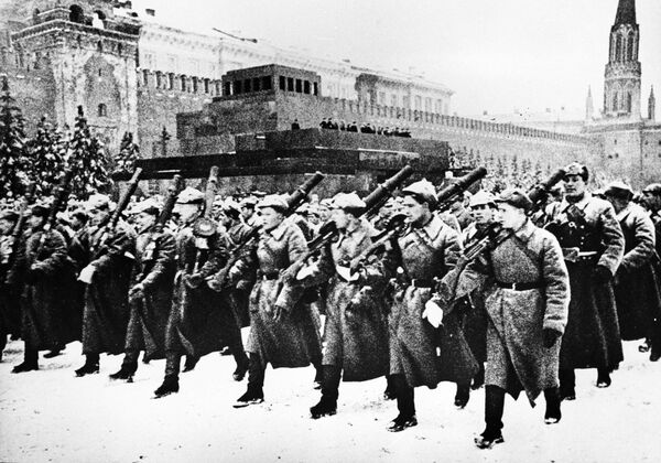 Kako navode istoričari, vojnici i komandiri Crvene armije su tek dan uoči parade saznali ko će od njih učestvovati u maršu. - Sputnik Srbija