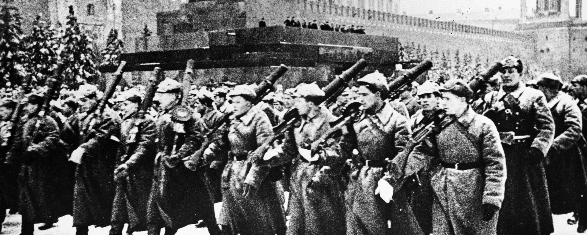 Парад на Красной площади в Москве 7 ноября 1941 года - Sputnik Србија, 1920, 07.11.2021