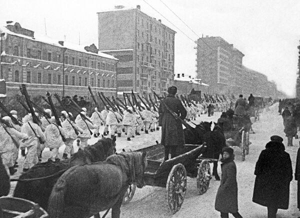 Без обзира на веома тешке услове током одбране Москве, совјетско руководство је, са циљем да подигне морални дух становника, одлучило да организује параду. - Sputnik Србија