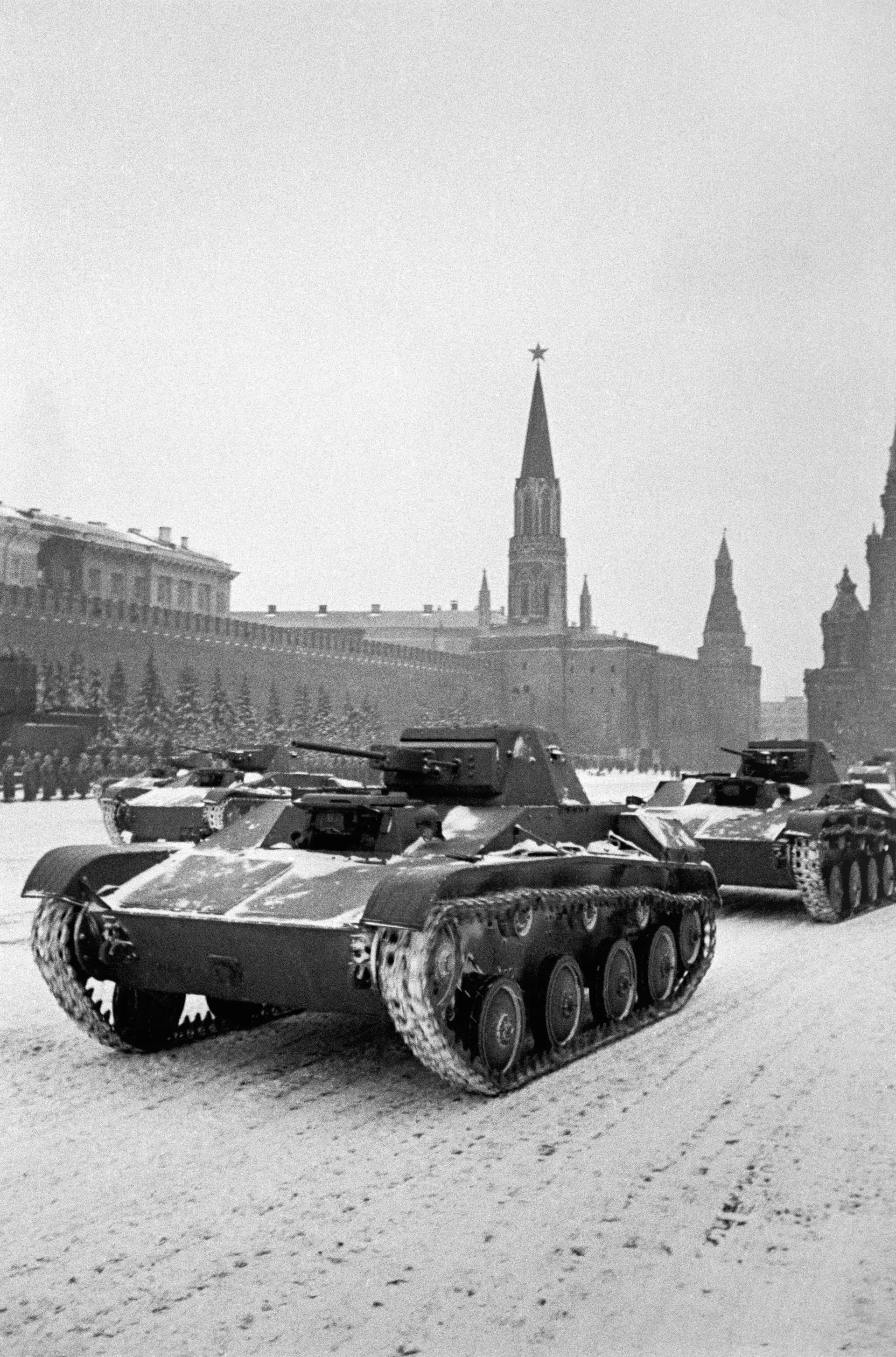 После военного парада 7 ноября 1941 года – на фронт - Sputnik Србија, 1920, 09.05.2022
