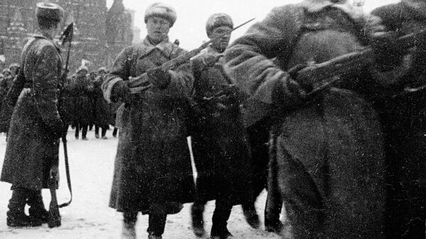 Sovetskie voйska prohodяt po Krasnoй ploщadi vo vremя parada 7 noяbrя 1941 goda - Sputnik Srbija