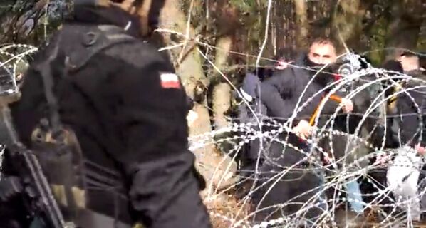Пољска полиција и граничари блокирају стотине миграната на граници са Белорусијом. - Sputnik Србија