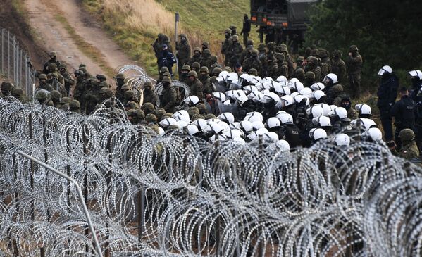 Пољски полицајци и војска у кампу илегалних миграната на белоруско-пољској граници. - Sputnik Србија