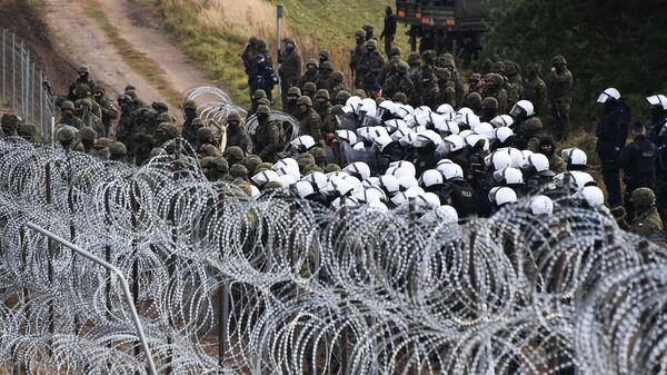 Сотрудники польской полиции и военные у лагеря нелегальных мигрантов на белорусско-польской границе - Sputnik Србија