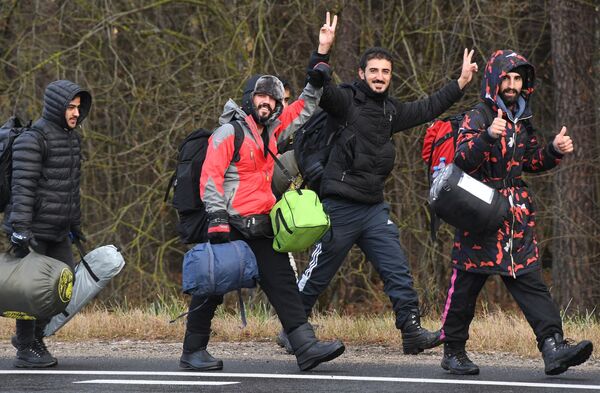 Илегални мигранти се крећу ка белоруско-пољској граници. - Sputnik Србија