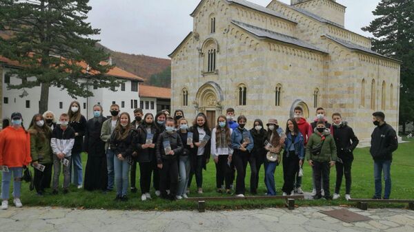 Deca iz Istinića u manastiru Visoki Dečani - Sputnik Srbija