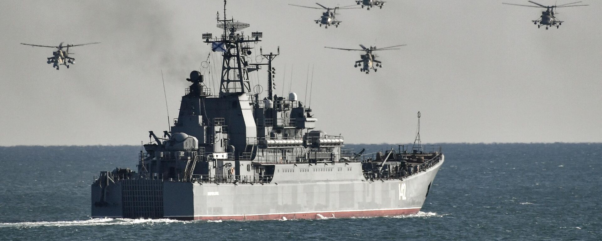 Veliki desantni brod Novočerkask i helikopteri Mi-8 na vojnim vežbama Crnomorske flote na Krimu - Sputnik Srbija, 1920, 11.11.2021