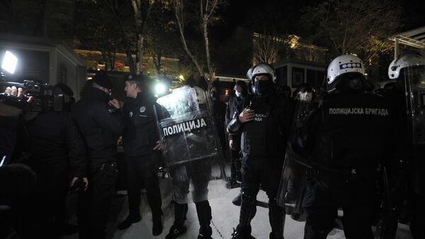 Кордон полиције на протесту код мурала Ратку Младићу у Београду - Sputnik Србија