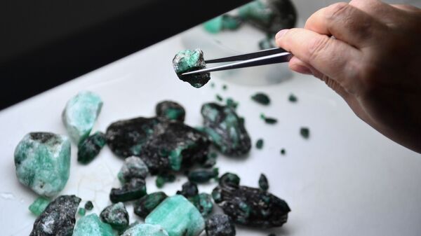 Очистка и огранка изумрудов - Sputnik Србија