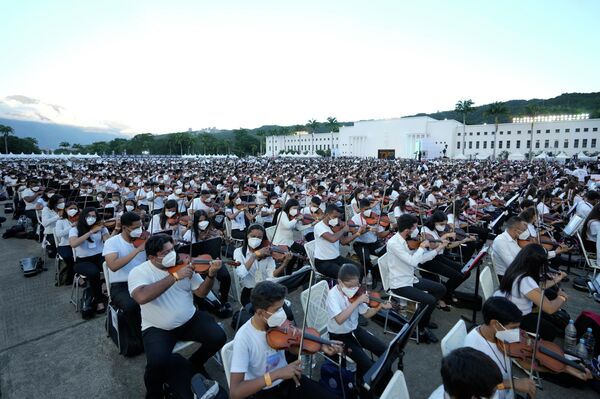 Оркестар од 12.000 људи свирао је Словенски марш Чајковског у Каракасу у покушају обарања Гинисовог рекорда - Sputnik Србија