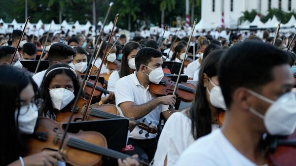 Orkestar od 12.000 ljudi svirao je Slovenski marš Čajkovskog u Karakasu u pokušaju obaranja Ginisovog rekorda - Sputnik Srbija