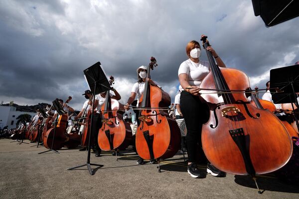 Оркестар од 12.000 људи свирао је Словенски марш Чајковског у Каракасу у покушају обарања Гинисовог рекорда - Sputnik Србија