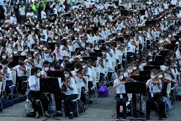 Orkestar od 12.000 ljudi svirao je Slovenski marš Čajkovskog u Karakasu u pokušaju obaranja Ginisovog rekorda - Sputnik Srbija