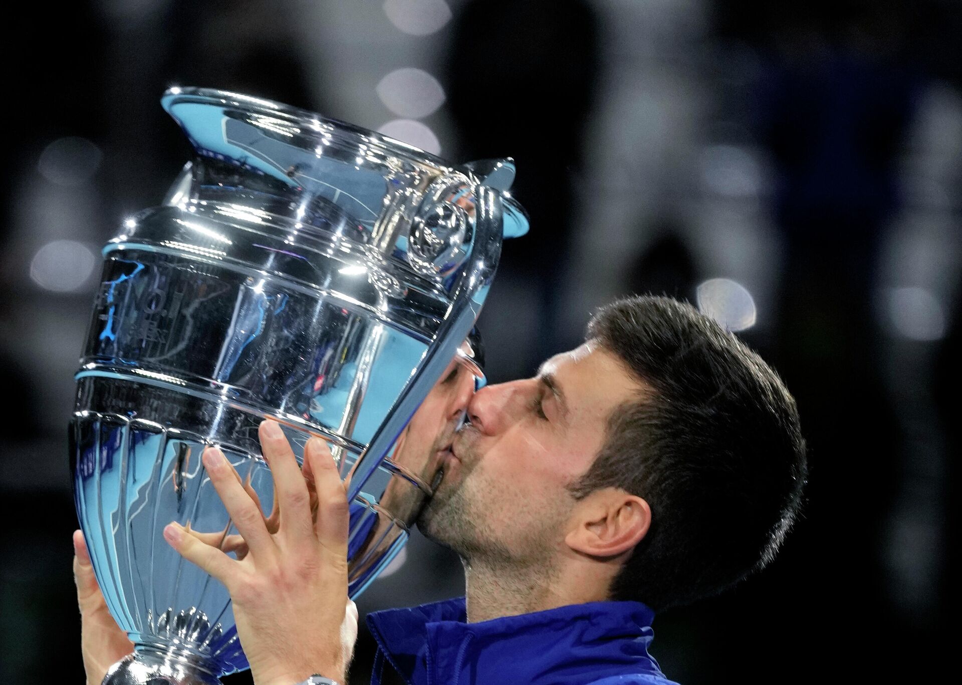 Novak Đoković podiže trofej za najboljeg tenisera 2021. godine - Sputnik Srbija, 1920, 30.12.2021