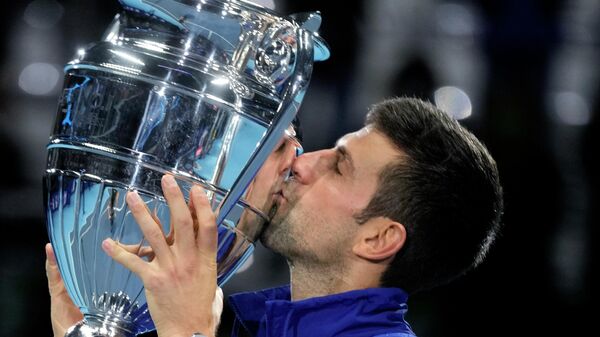 Novak Đoković podiže trofej za najboljeg tenisera 2021. godine - Sputnik Srbija