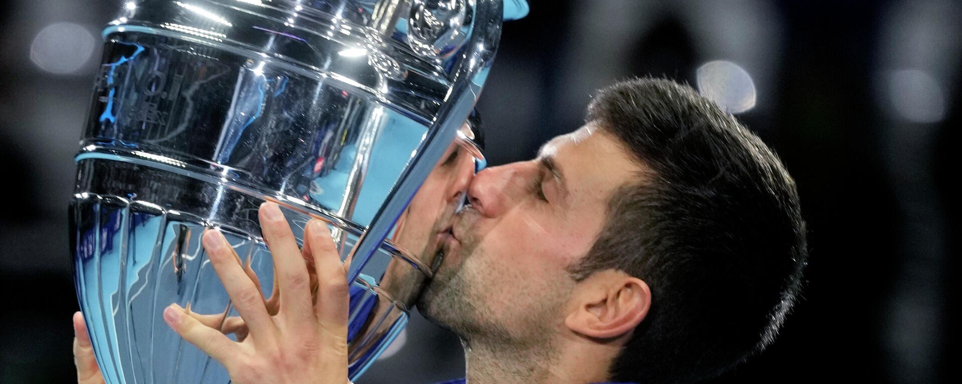 Novak Đoković podiže trofej za najboljeg tenisera 2021. godine - Sputnik Srbija, 1920, 10.01.2022