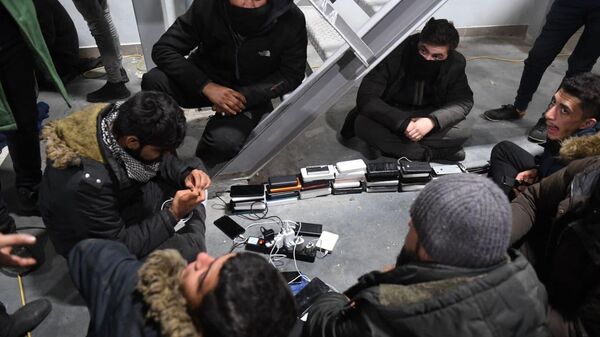 Migranti pune telefone  - Sputnik Srbija