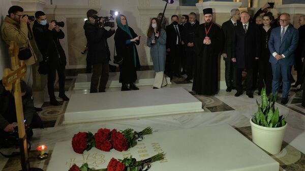 Zoran Radojičić i Alekndar Beglov polažu cveće na grob patrijarha Irineja - Sputnik Srbija