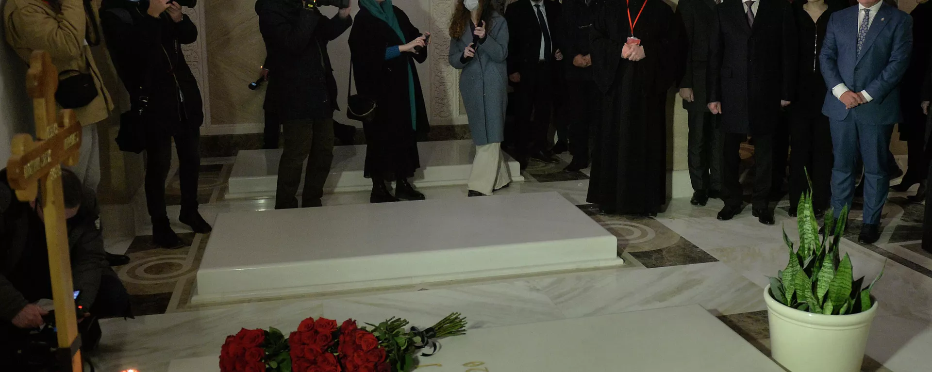 Зоран Радојичић и Алекндар Беглов полажу цвеће на гроб патријарха Иринеја - Sputnik Србија, 1920, 17.11.2021