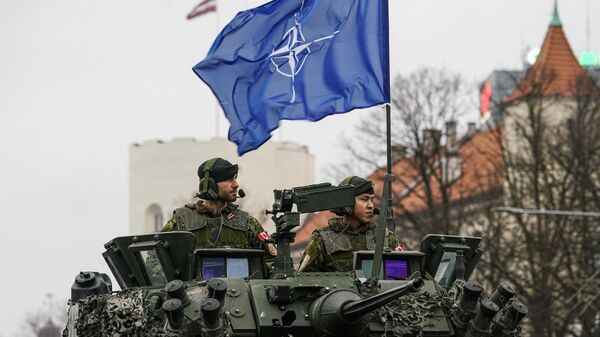 Тенкисти са заставом НАТО-а - Sputnik Србија