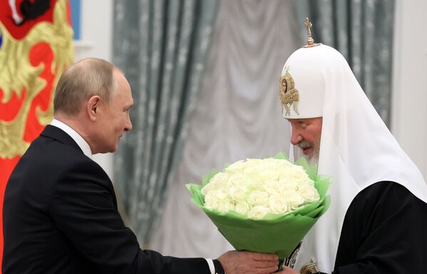 Predsednik Rusije Vladimir Putin uručio je patrijarhu orden Svetog apostola Andreja Prvozvanog. - Sputnik Srbija