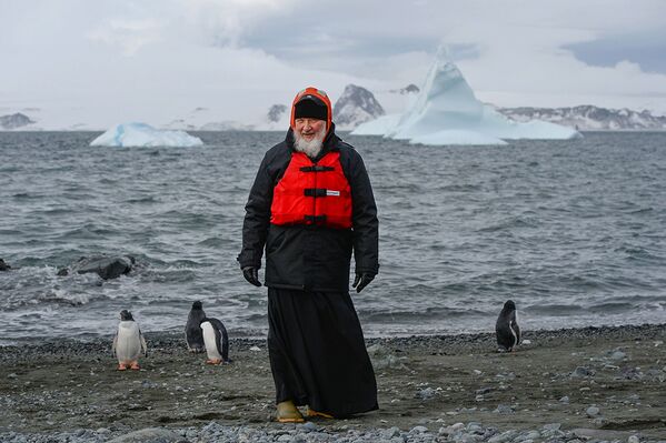 Патриарх је посетио и Антарктик - боравио је у руској поларној станици  &quot;Белинсгаузен&quot; на острву Ватерло. - Sputnik Србија