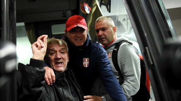 Selektor Srbije Dragan Stojković Piksi (u sredini) na dočeku iz Lisabona - Sputnik Srbija