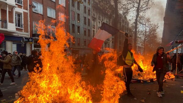 Сукоби у Паризу током протеста Жутих прслука - Sputnik Србија