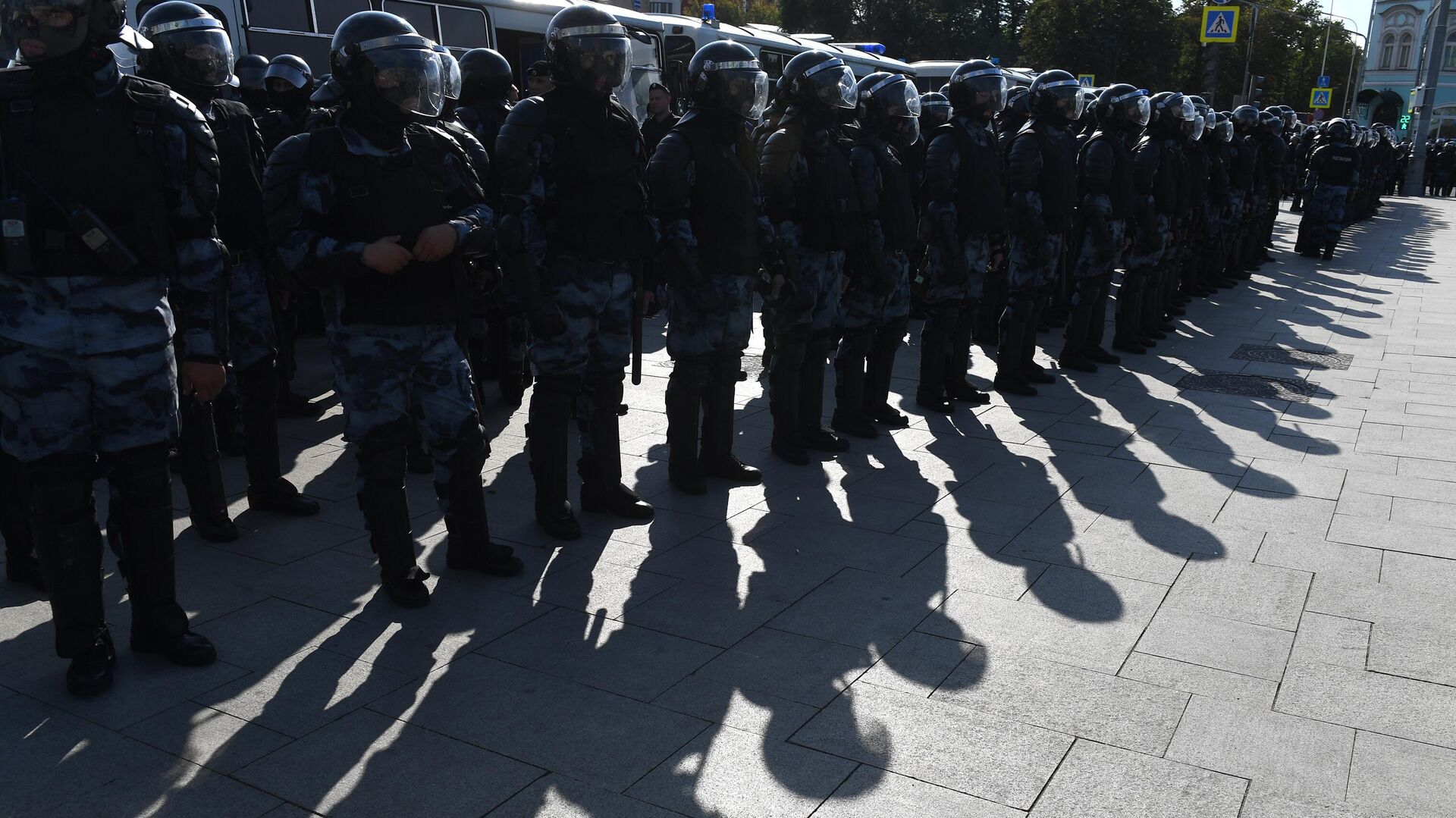 Pripadnici policije na protestima u Moskvi - Sputnik Srbija, 1920, 21.11.2021