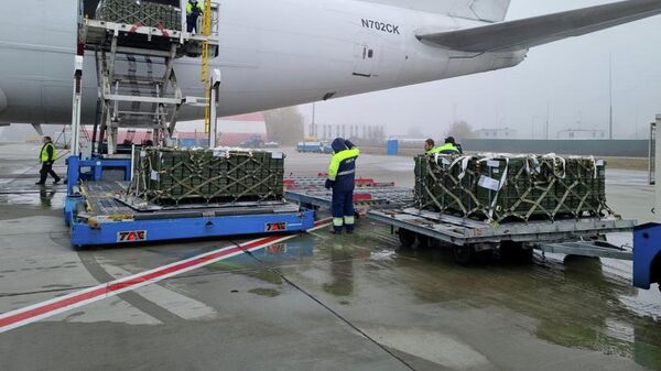 Radnici na aerodromu istovaruju pošiljke sa američkom municijom isporučenom kao pomoć Ukrajini - Sputnik Srbija