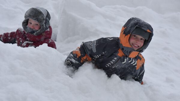 Deca uživaju u ruskoj zimi - Sputnik Srbija