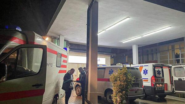 Bolnica u Peći na Kosovu i Metohiji posle napada kod Dečana u kom su ubijeni dvoje učenika i vozač autobusa - Sputnik Srbija