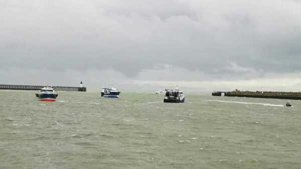 Francuski ribari pokušavaju da blokiraju Lamanš nezadovoljni dozvolama koje daje Velika Britanija posle Bregzita - Sputnik Srbija