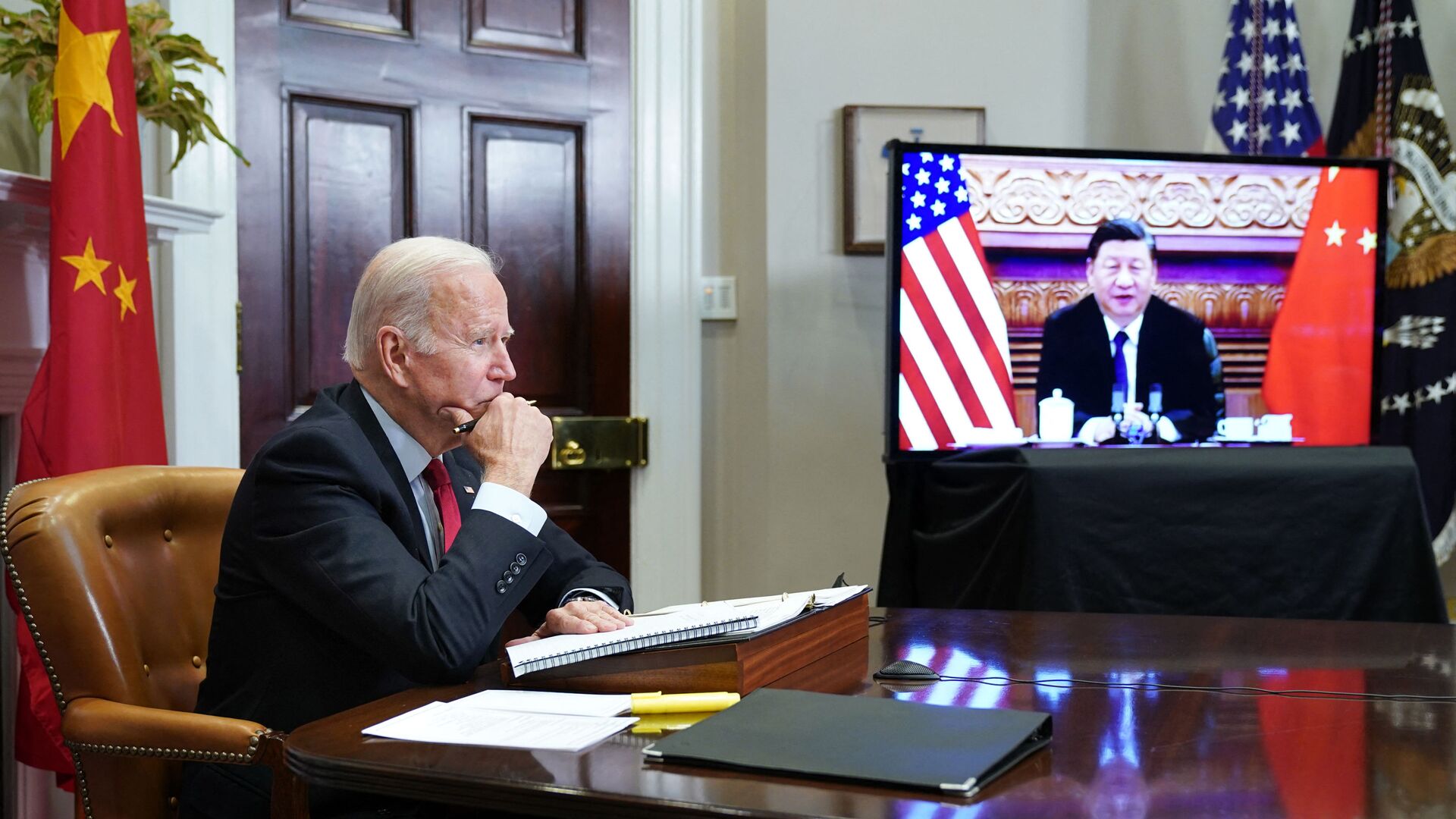 Амерички председник Џо Бајден током виртуелног самита са кинеским председником Си Ђинпингом - Sputnik Србија, 1920, 28.11.2021