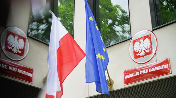 Заставе пољске и Европске уније на згради Министарства спољних послова Пољске у Варшави - Sputnik Србија