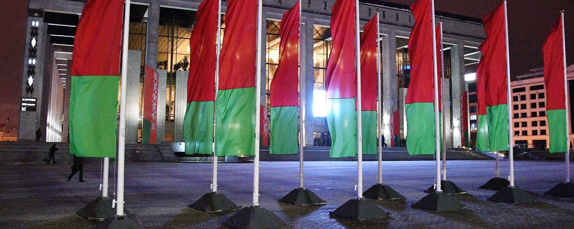 Zastave Belorusije ispred Palate Republike u Minsku - Sputnik Srbija, 1920, 02.12.2021