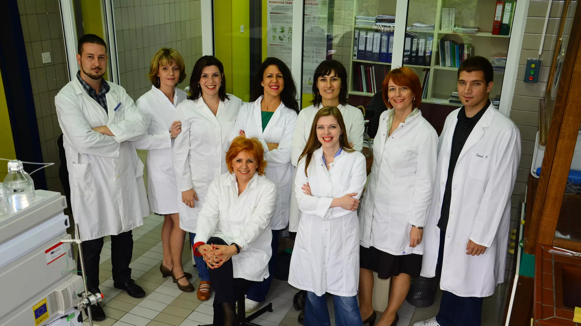 Profesorka Mimica - Dukić sa timom naučnika sa Katedre za biohemiju i hemiju prirodnih proizvoda Profesorka Mimica - Dukić sa timom naučnika sa Katedre za biohemiju i hemiju prirodnih proizvoda - Sputnik Srbija, 1920, 04.12.2021